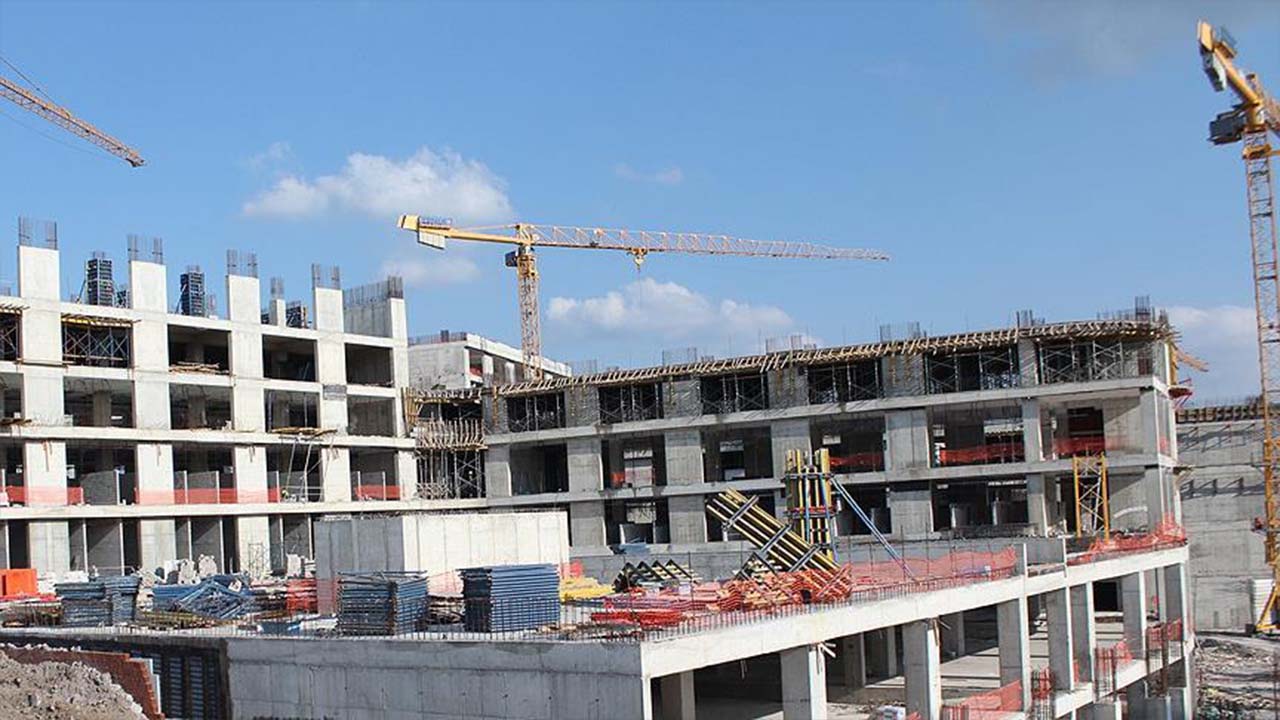 Mardin'de inşaattan düşen işçi yaşamını yitirdi