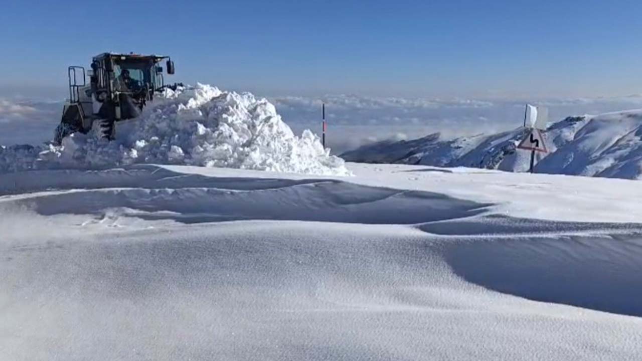 Muş'ta kar nedeniyle kapanan 31 yerleşim yerinin yolu açıldı
