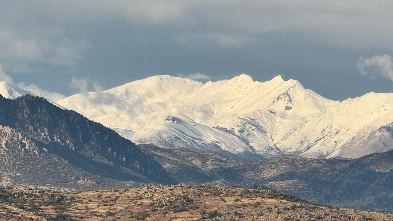 Diyarbakır’a kar yağdı: Koyo Sipî beyaza büründü