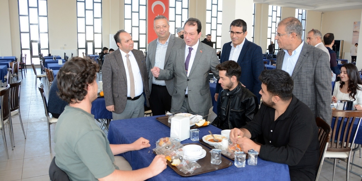 Dicle Üniversitesi rektörü öğrencileri dinledi