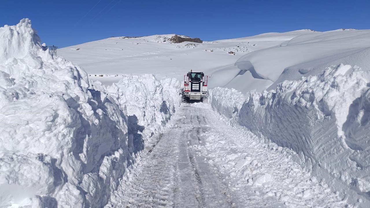Şırnak'ta kar yağışı: Kalınlığı 1 metreyi aştı