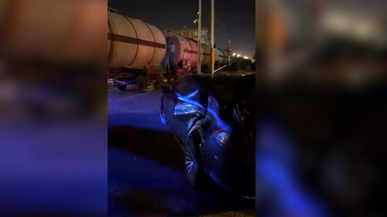 Diyarbakır'da tren otomobile çarptı: 1 kişi yaralandı