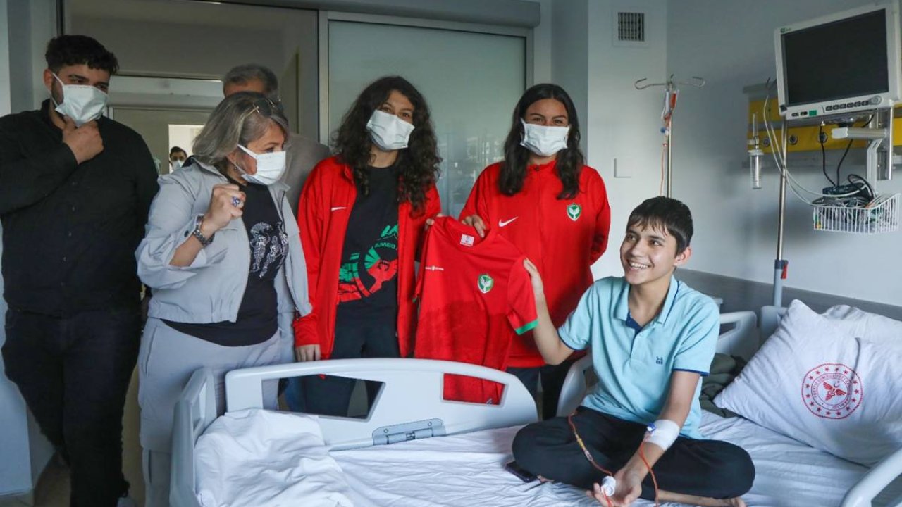 Amedsporlu futbolculardan lösemili çocuklara ziyaret