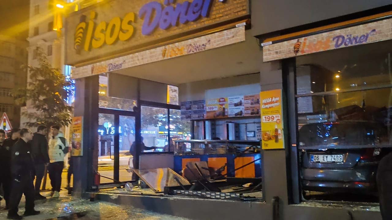 Şanlıurfa’da otomobil döner dükkanına daldı