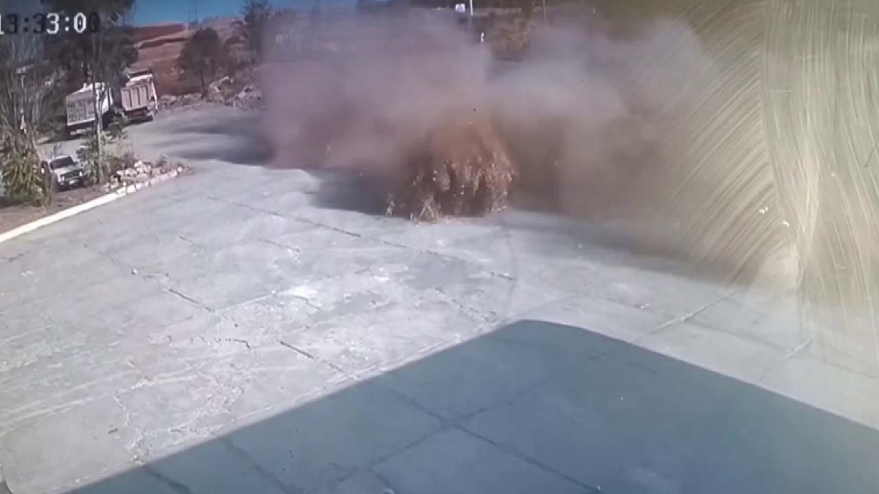 Adıyaman’da saman balyalarının yüklü olduğu tır yan yattı