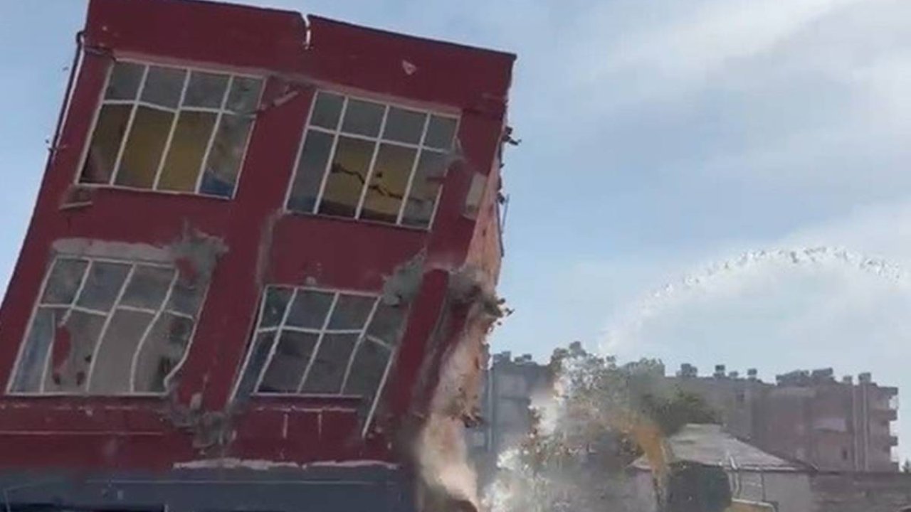 Depremde hasar alan bina titreşimle yıkıldı