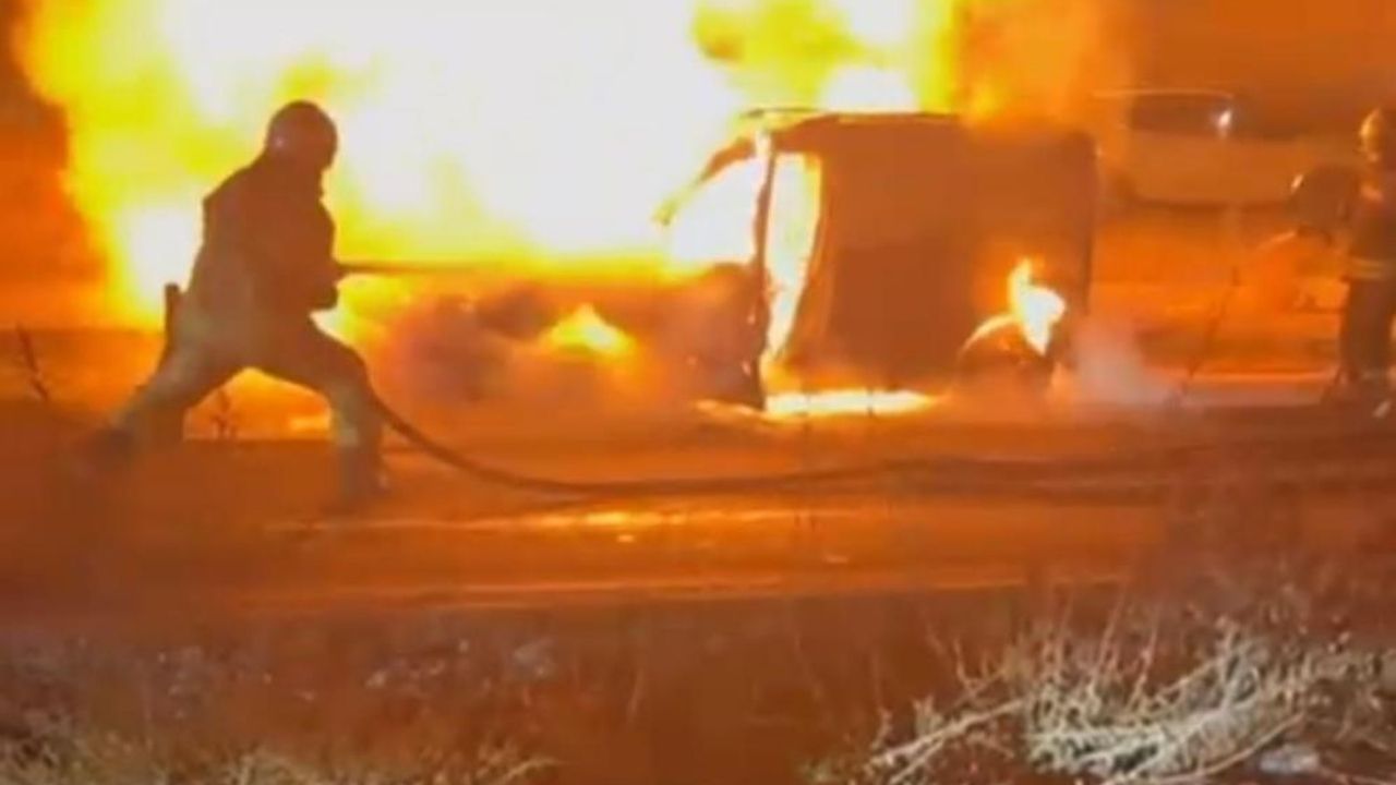 Diyarbakır’da seyir halindeki araç alev topuna döndü