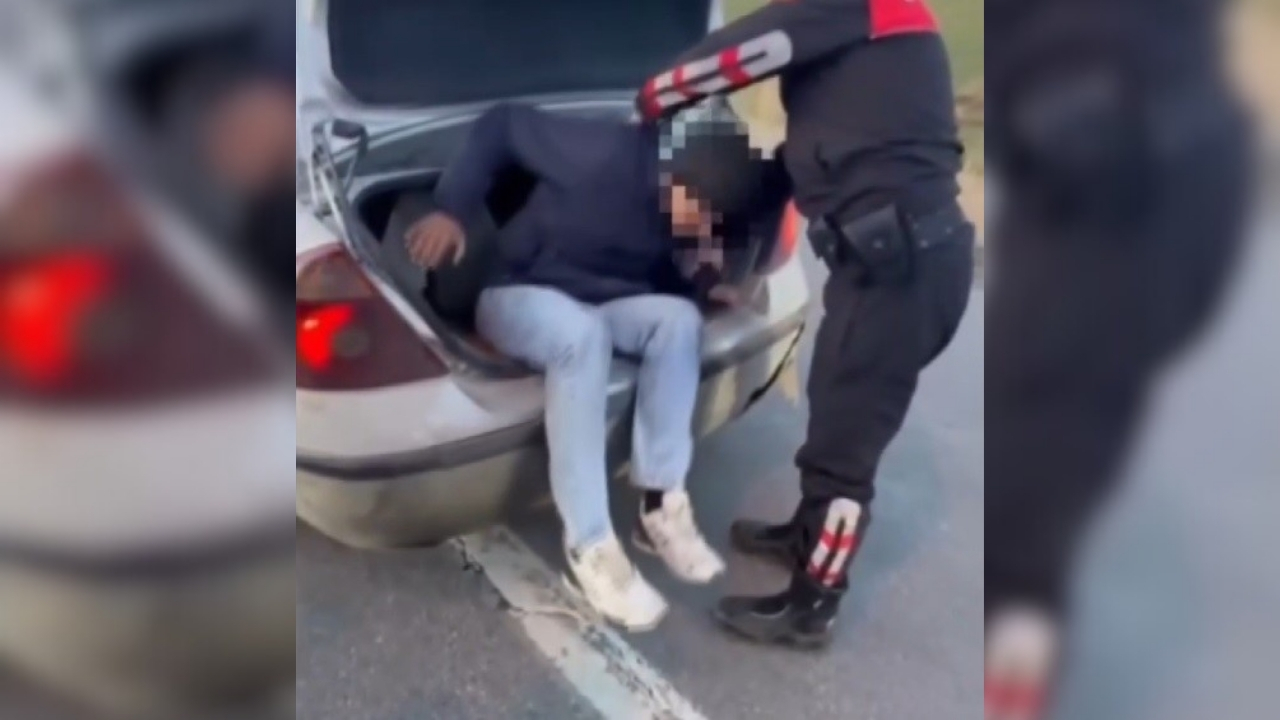 Otomobilin bagajında 2 kaçak göçmen yakalandı