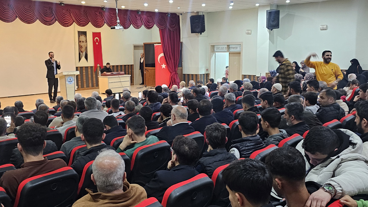 Nusaybin'de  ‘Yolumuzu Aydınlatan Yıldızlar’ konferansı gerçekleşti