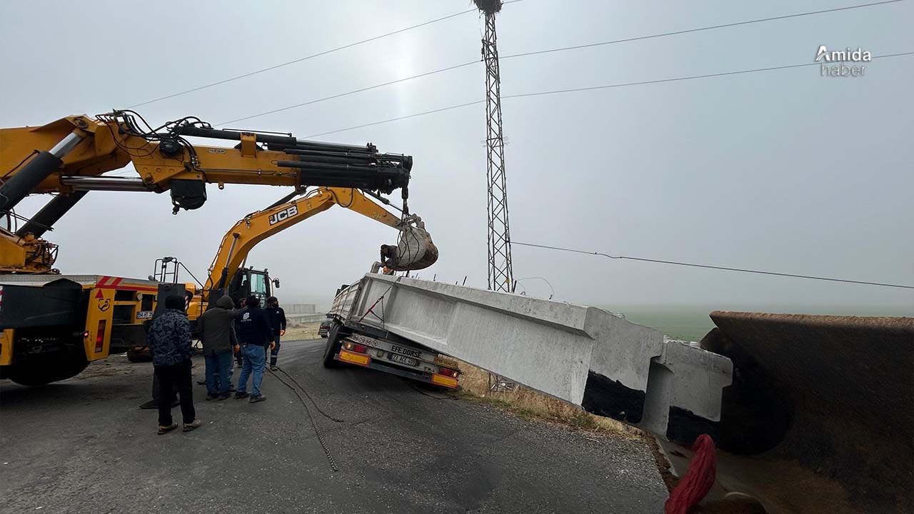 Bingöl'de tır yan yattı