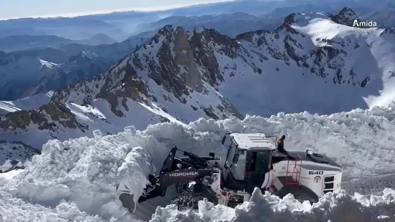 Hakkari'de karla mücadele çalışmaları sürüyor