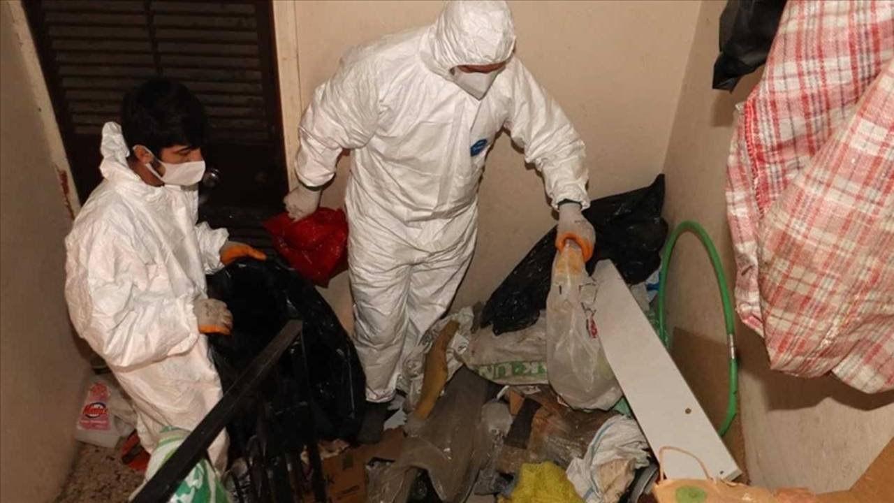 Mersin’de koku mahalleyi sardı: Evden 10 kamyon çöp çıktı