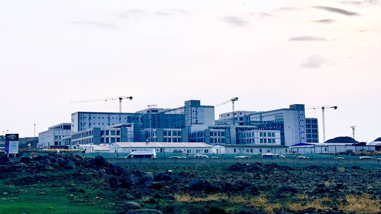 Meşale yakarak hastane bastı: Hastalar tahliye edildi