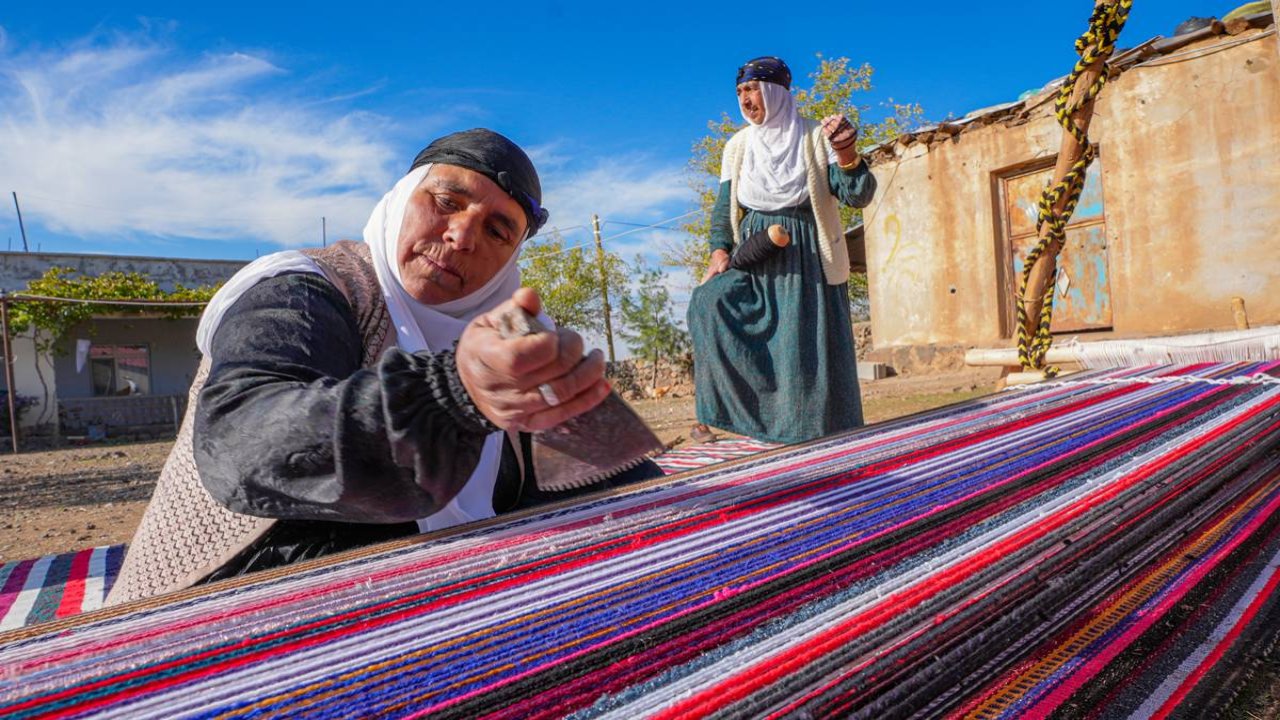 Diyarbakır’da asırlık yöntemle kilim dokuyor