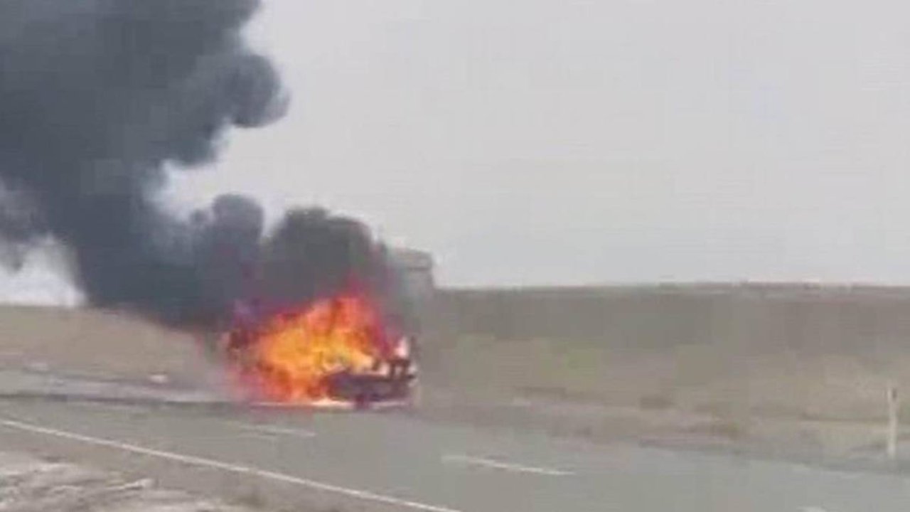 Diyarbakır’da seyir halindeki araç alev aldı