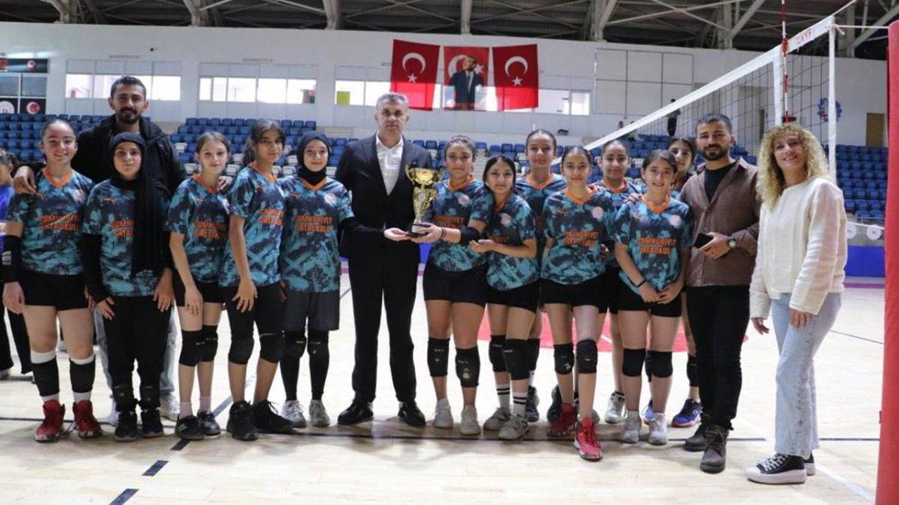 Hakkari’de Yıldız Kızlar Voleybol finali nefes kesti