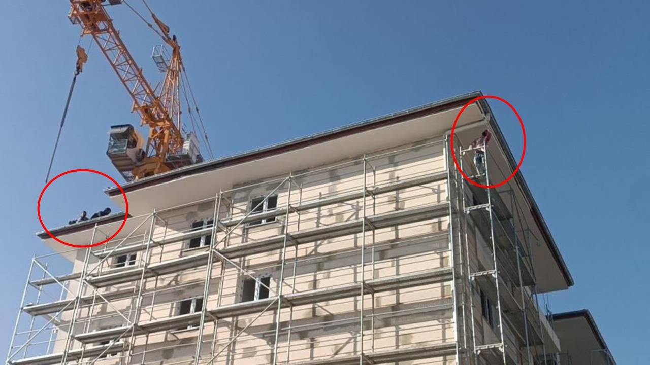 Maaşını alamayan işçiler çatıya çıktı: Mesai aşağıda sürdü