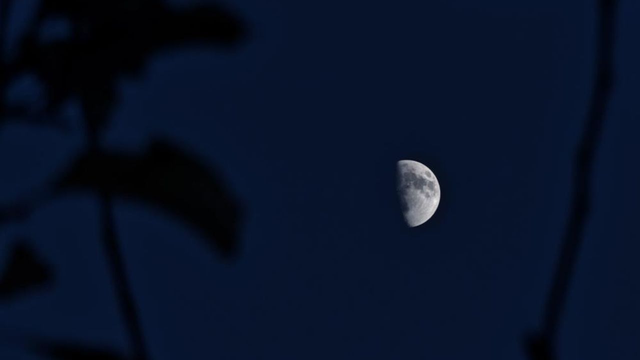 Bitlis’te kartpostallık yarım ay görüntülendi