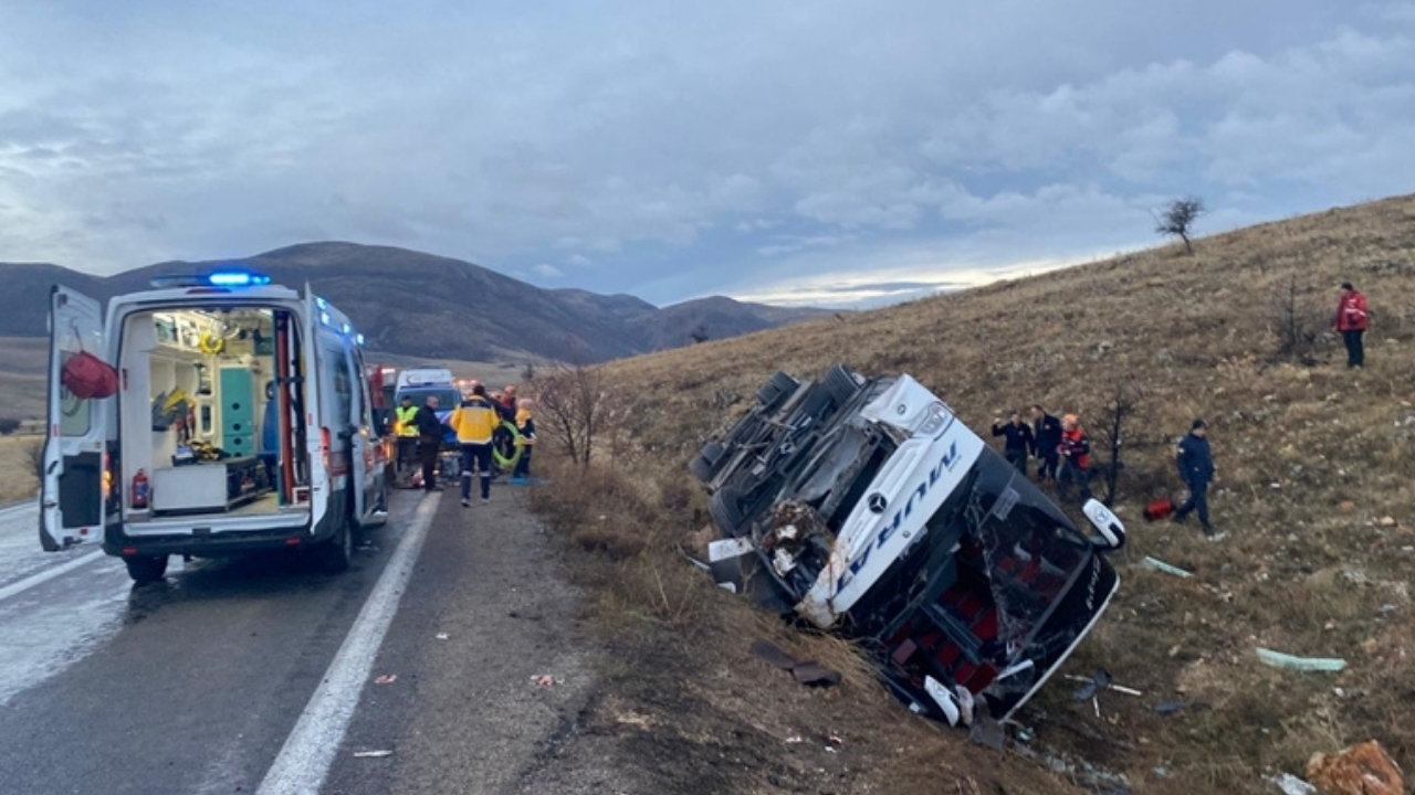 Yolcu otobüsü devrildi: Ölü ve yaralılar var