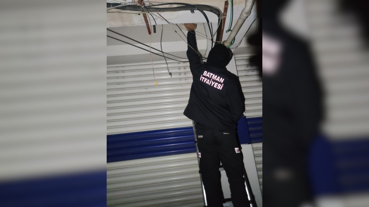 Batman’da kuaför dükkanında mahsur kalanlar kurtardı