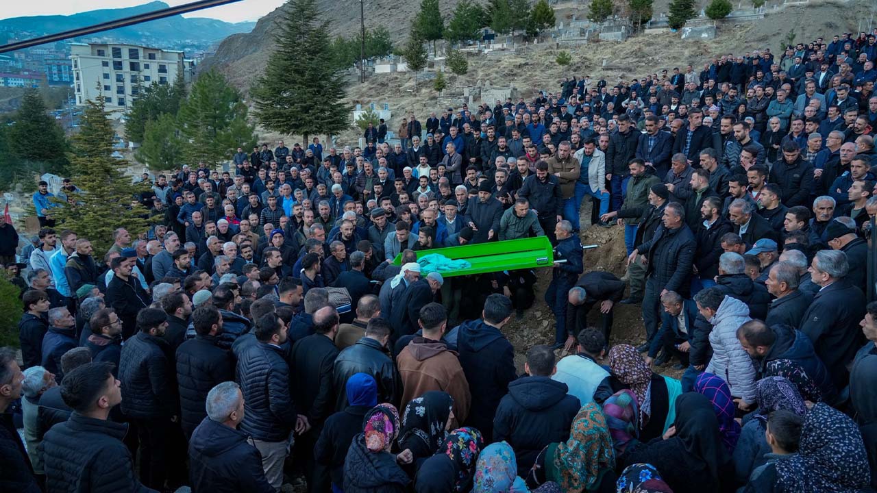 Hakkarili gençler gözyaşlarıyla uğurlandı