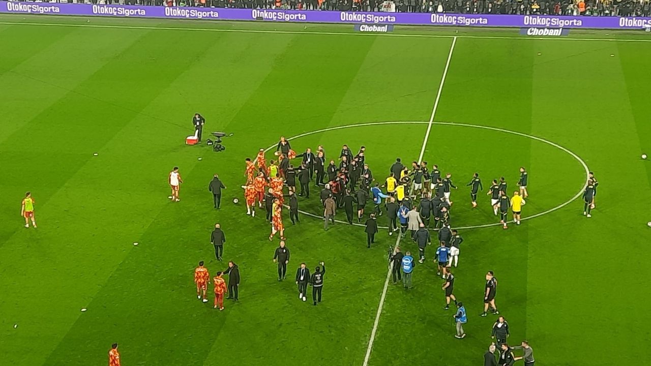 Derbi öncesi ısınmada gerginlik