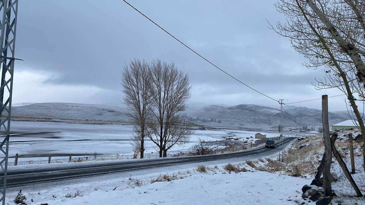 Ağrı’da mevsimin ilk karı yağdı