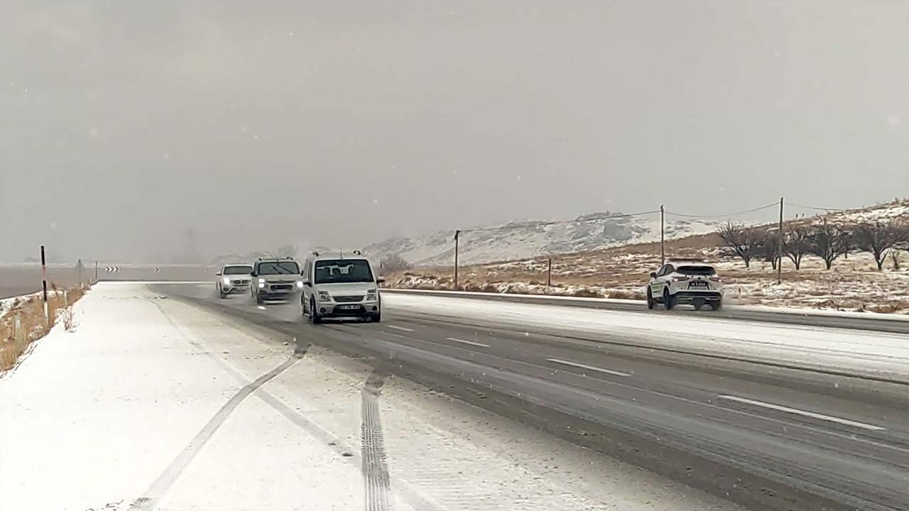 Van’da dolu yağışı etkili oldu