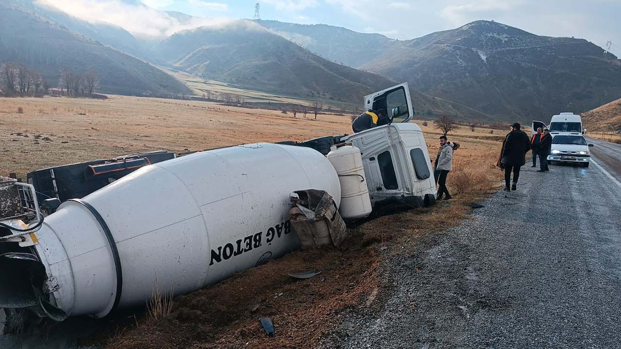 Bitlis’te beton mikseri şarampole devrildi: 1 yaralı