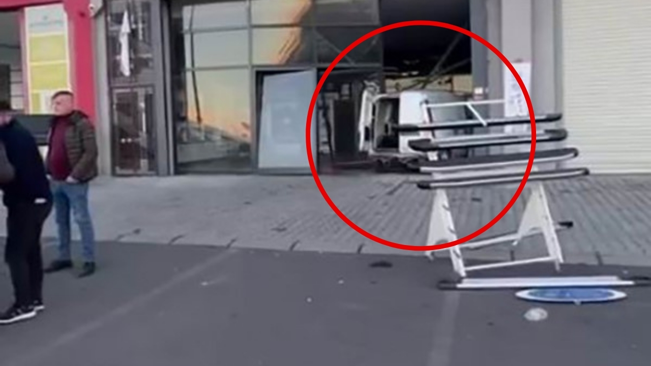 Diyarbakır’da acemi şoför dükkâna daldı