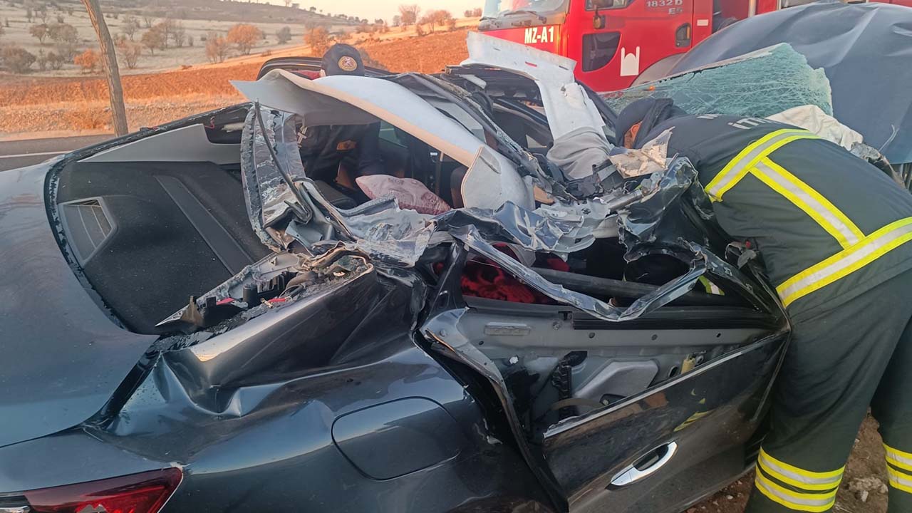 Mardin'de otomobil ile tır çarpıştı: 1 ölü, 2 yaralı