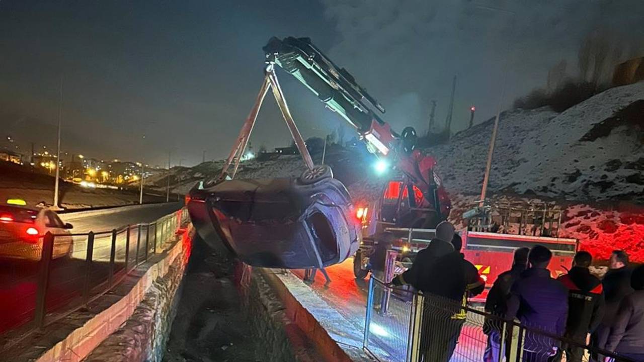 Hakkari Yüksekova’da otomobil su kanalına düştü