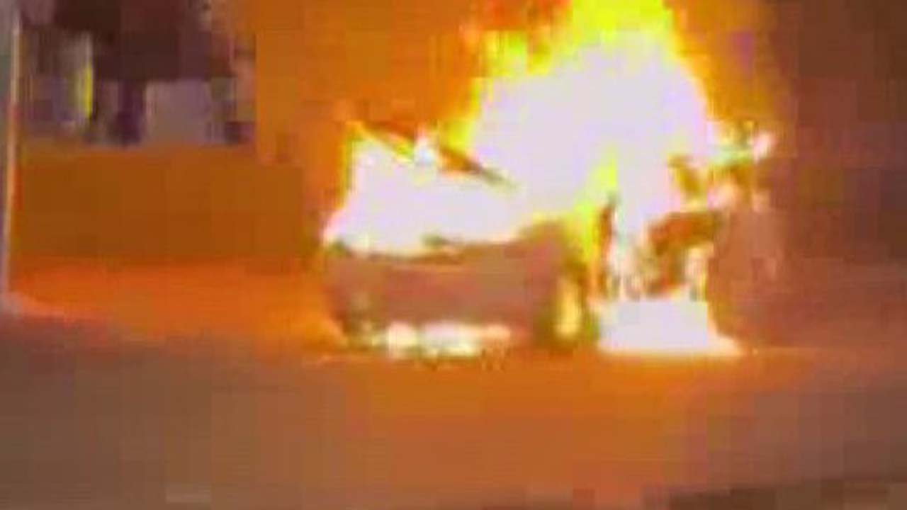 Diyarbakır'da seyir halindeki otomobil alev aldı