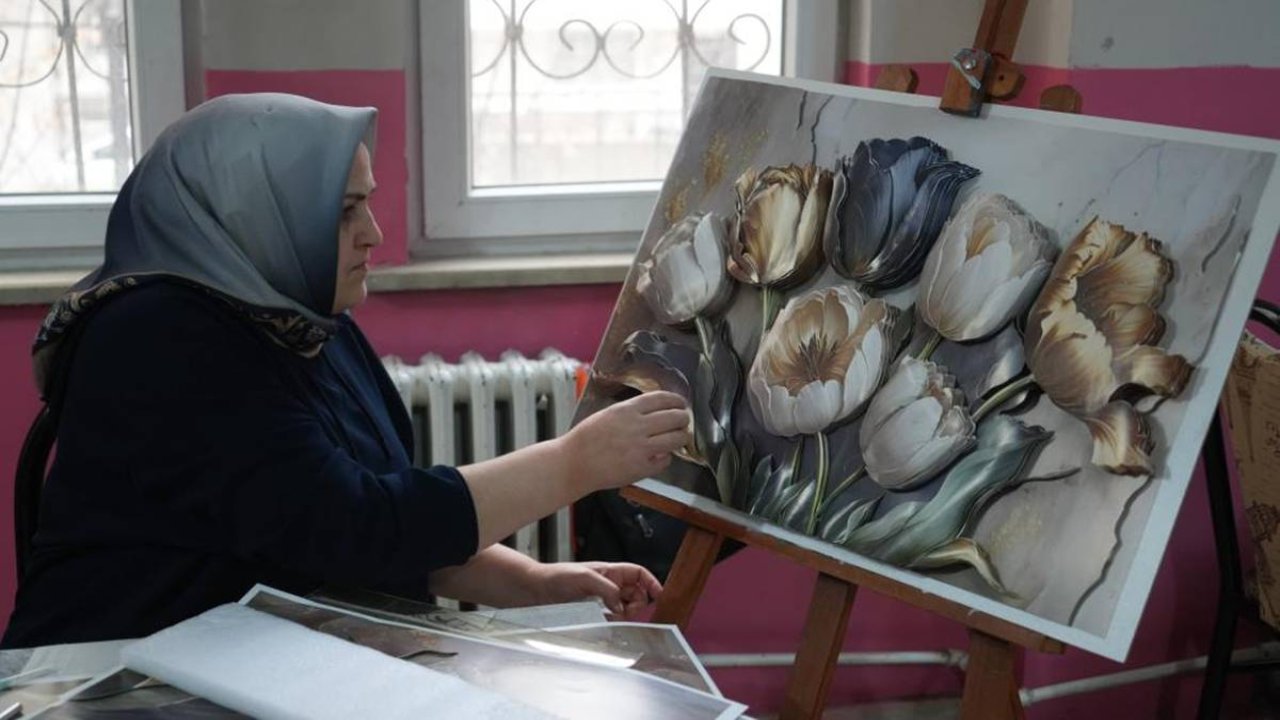 Muşlu kadınlar kâğıt rölyef kursuyla hem üretiyor hem kazanıyor