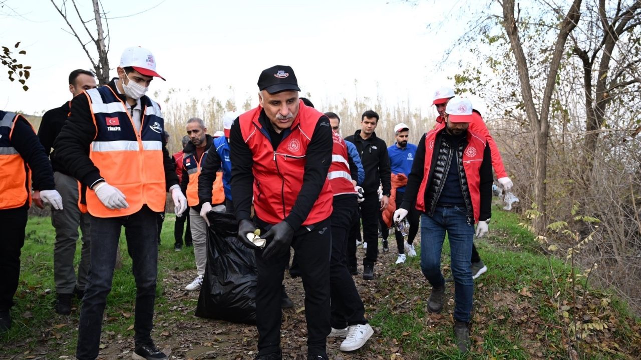 Diyarbakır: Vali Zorluoğlu gençlerle Hevsel’i temizledi