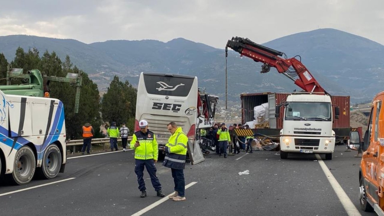 Yolcu otobüsü kaza yaptı: 6 ölü, 11 yaralı