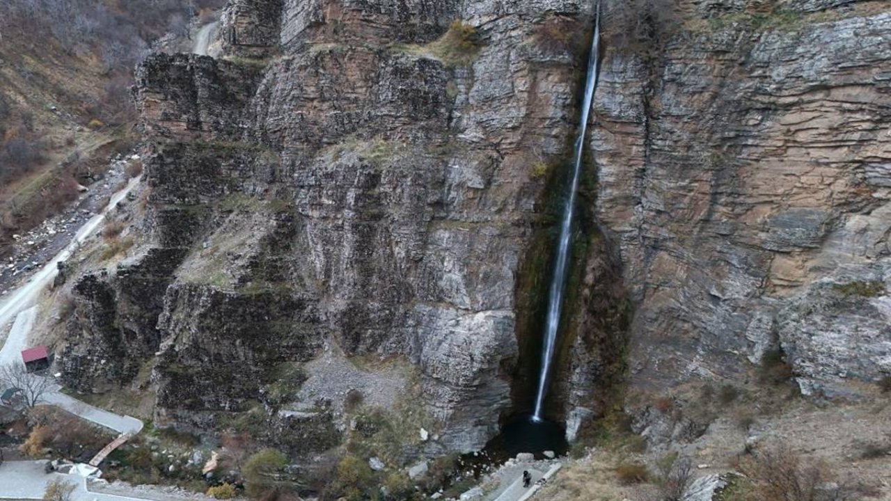 Bitlis’in 60 metrelik şelalesi hayran bıraktı