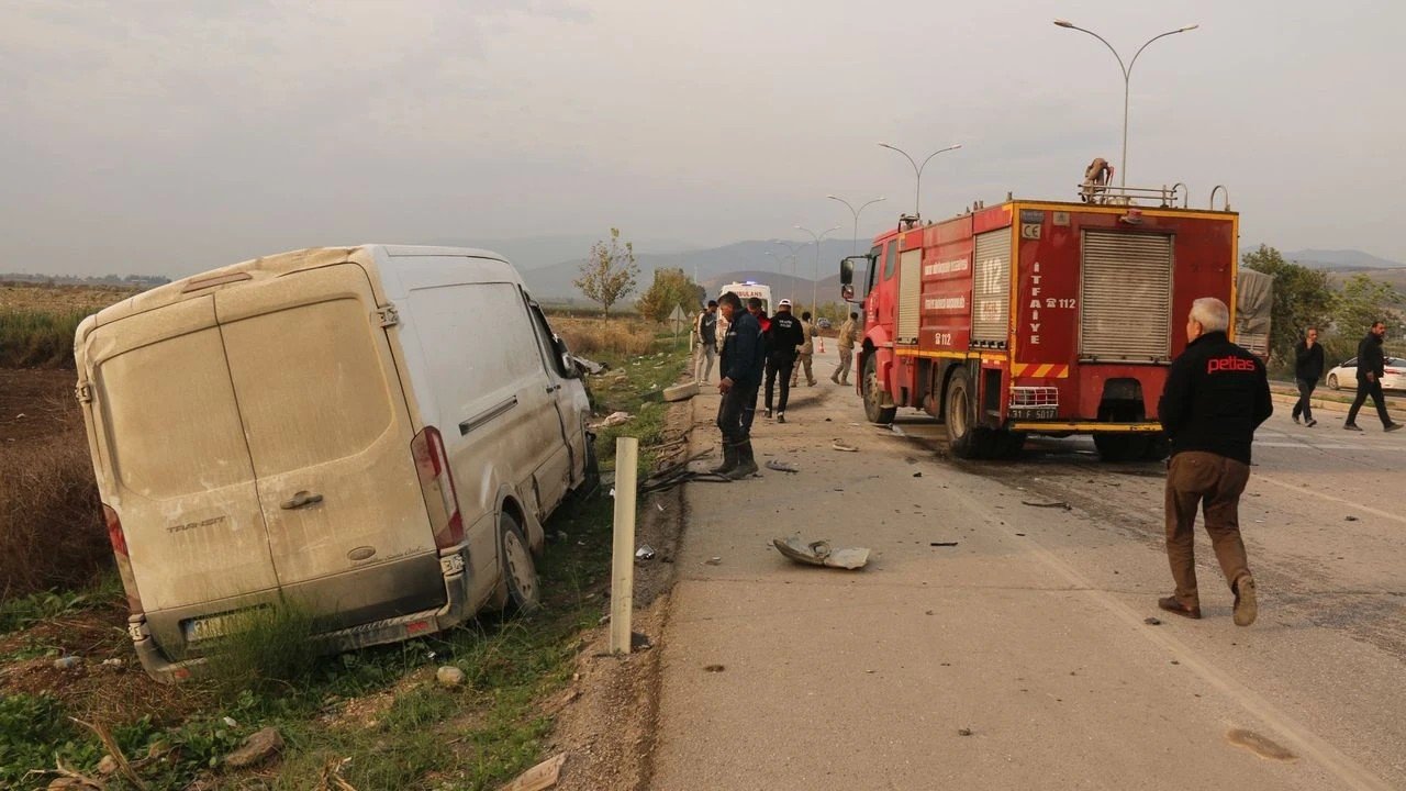Hatay’da minibüsle otomobil çarpıştı: 2 yaralı
