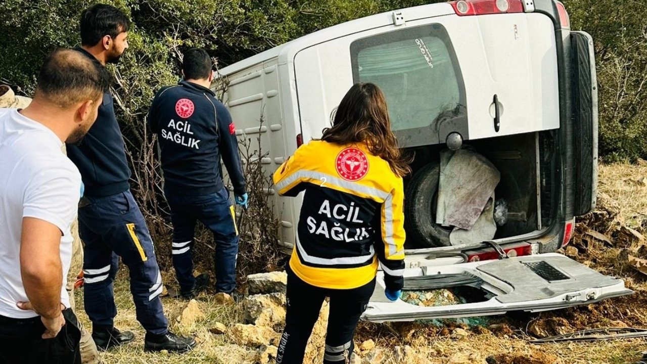Tarım işçilerini taşıyan minibüs devrildi: 1 ölü, 3 yaralı