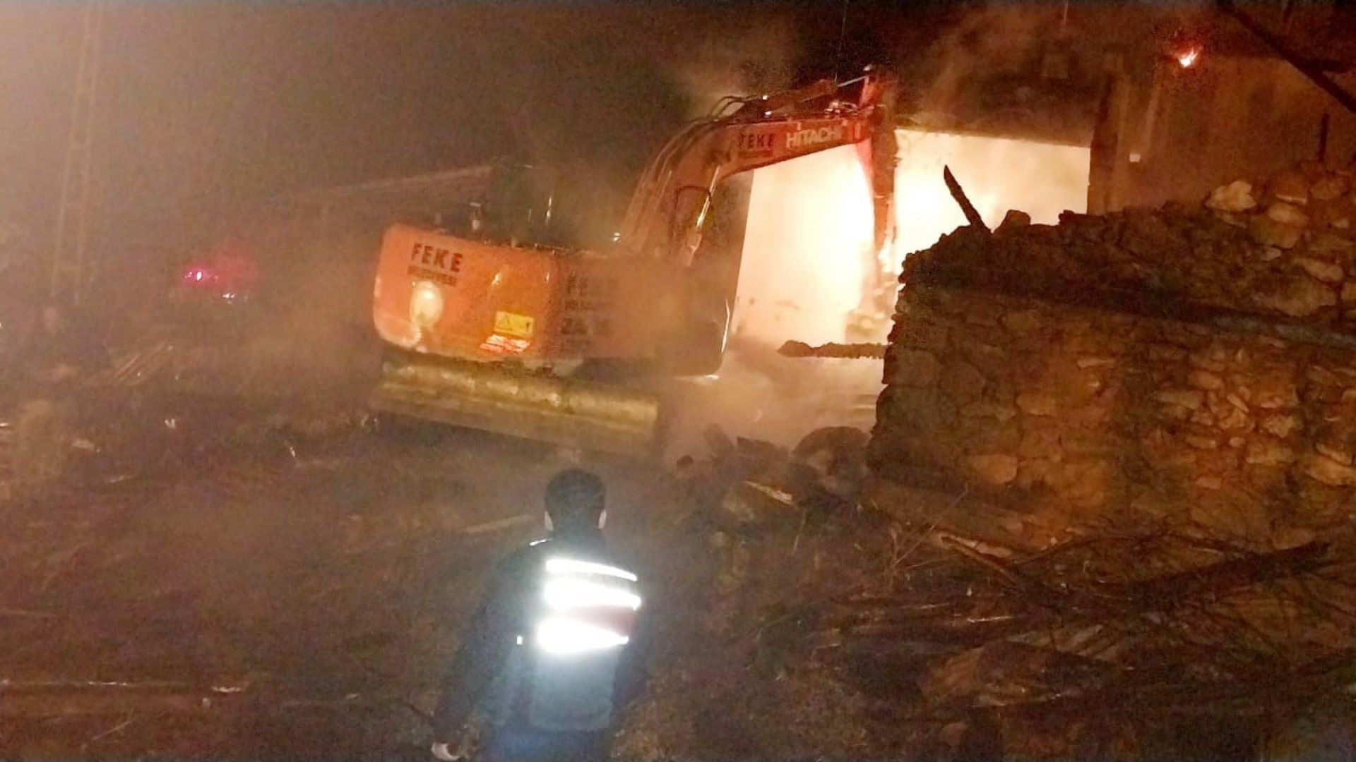 Adana’da korkutan ev yangını