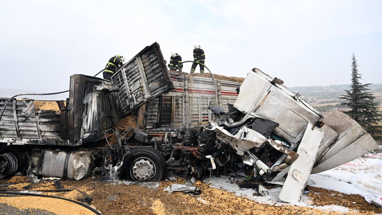 Tırlardaki yangın söndürüldü, yol trafiğe açıldı