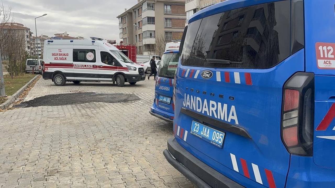 Elazığ’da ev yangını: 9 kişi dumandan etkilendi