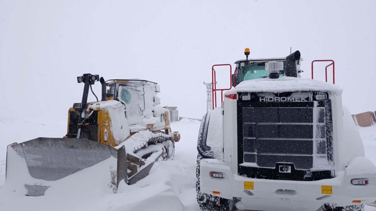 Şırnak'ta kar nedeniyle yollar kapandı