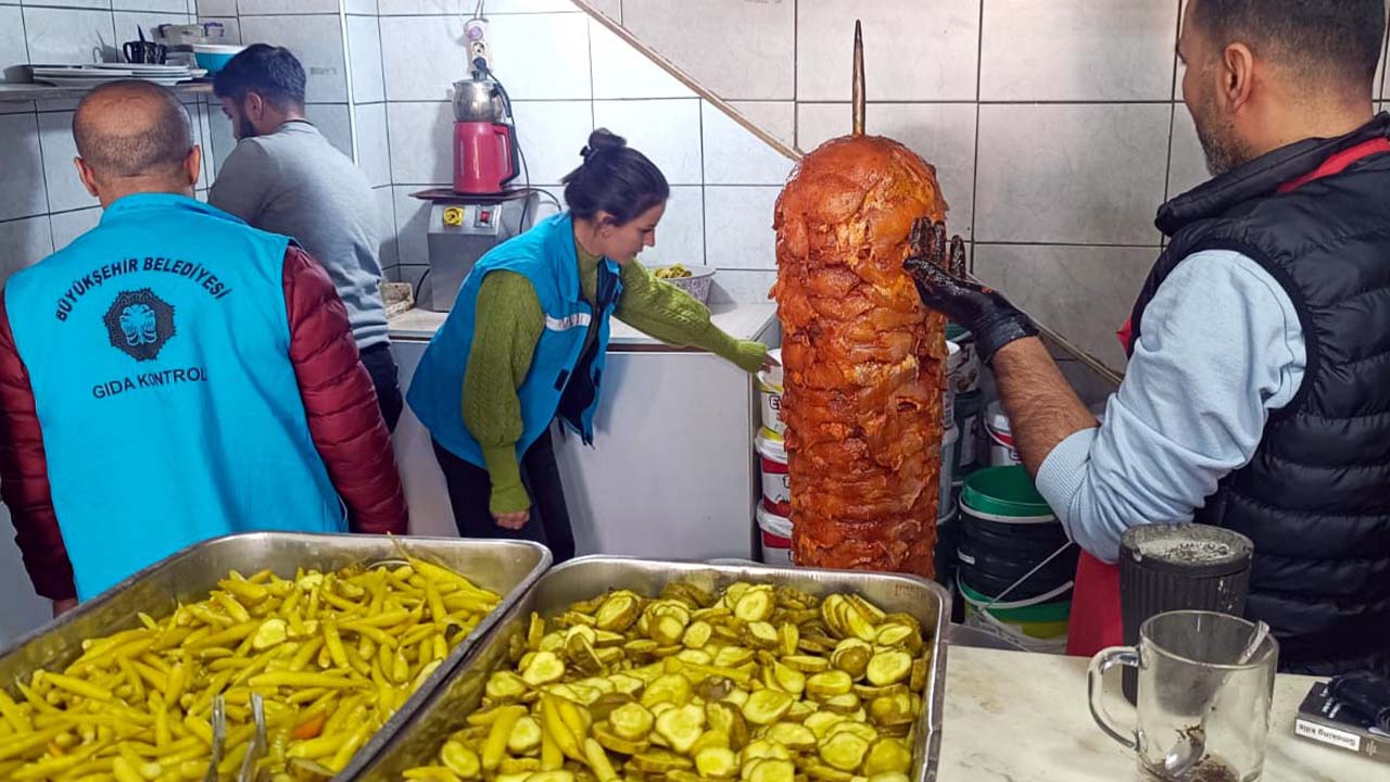 Diyarbakır’da 426 kilo bayat döner imha edildi