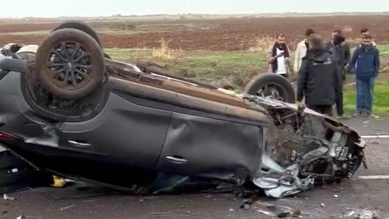 Diyarbakır Havalimanı yolunda otomobil takla attı