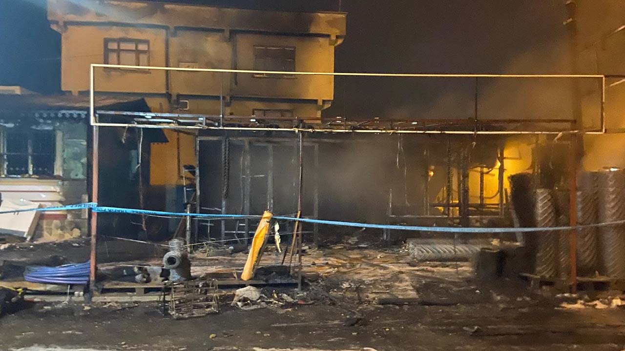 Diyarbakır’da yangın: Hırdavat dükkanı alevlere teslim oldu