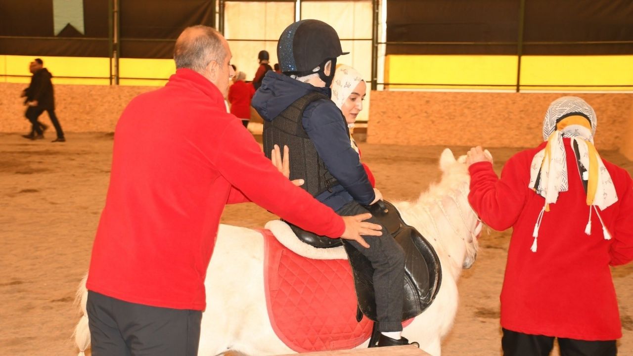 Diyarbakır’da özel bireyler için at destekli terapi merkezi açıldı