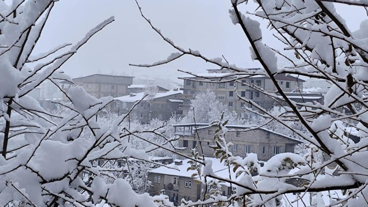 Hakkari beyaza büründü: Ortaya kartpostallık manzaralar çıktı