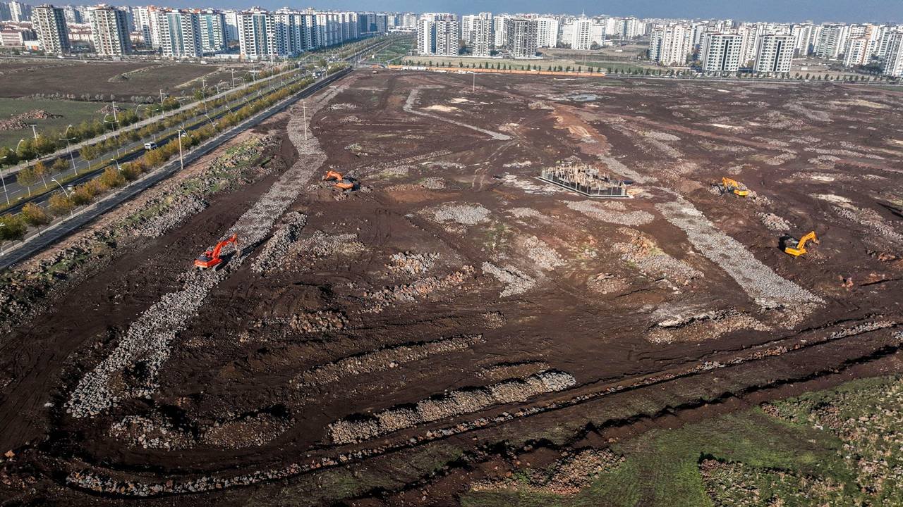 Kazmalar vuruldu: Diyarbakır’ın en büyük parkında yok yok