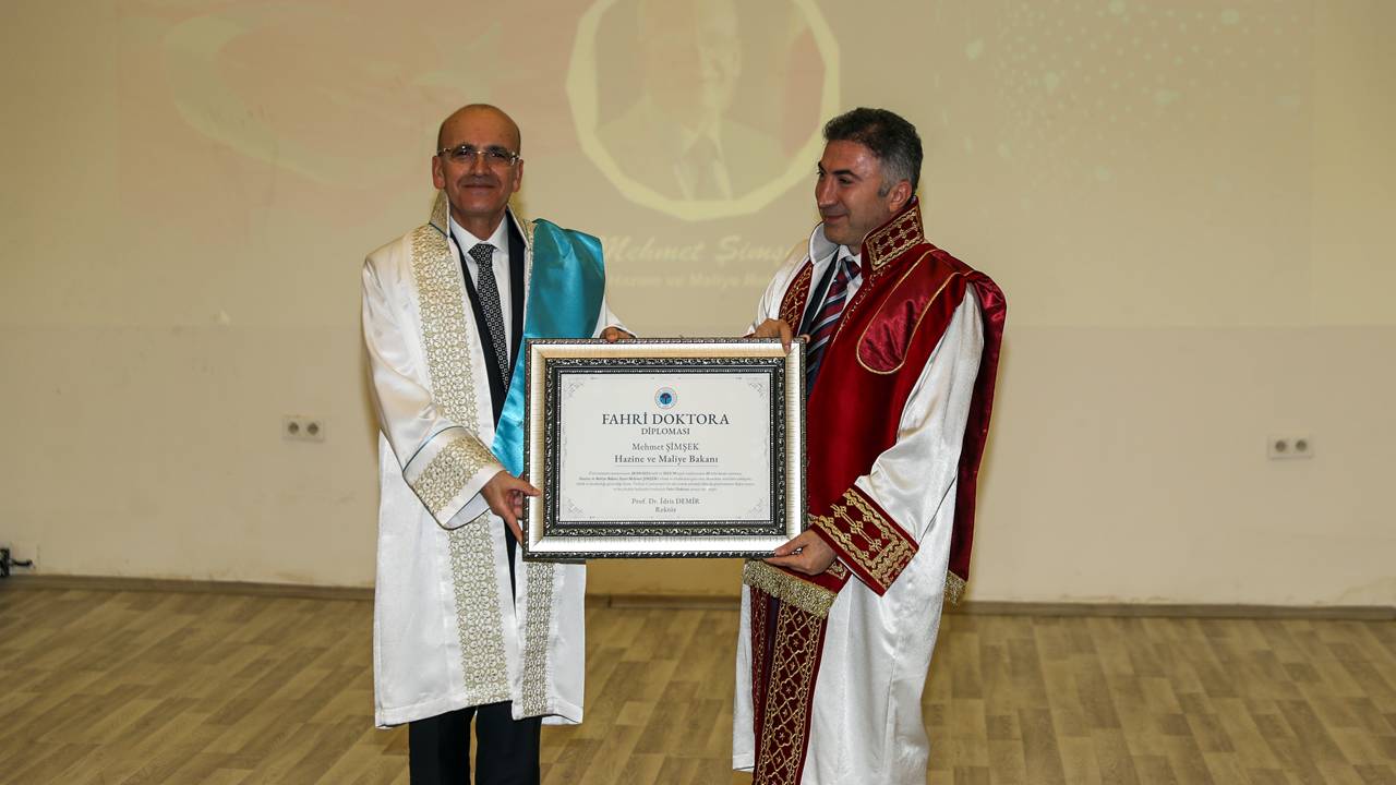 Batman Üniversitesi Mehmet Şimşek’e fahri doktora verdi